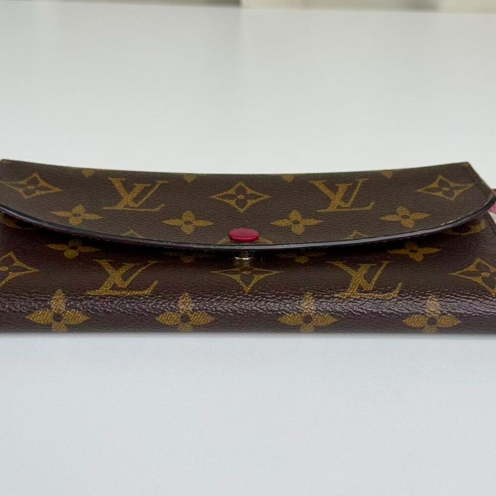 Louis Vuitton Monogram Canvas Wallet with Classic LV Logo Design - Picture 6 of 7